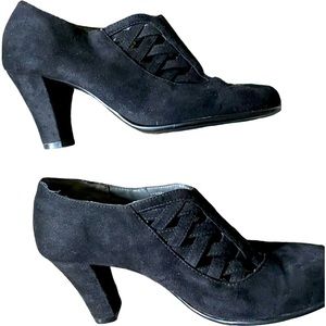 Black Suede Pumps/ Happy Feet!